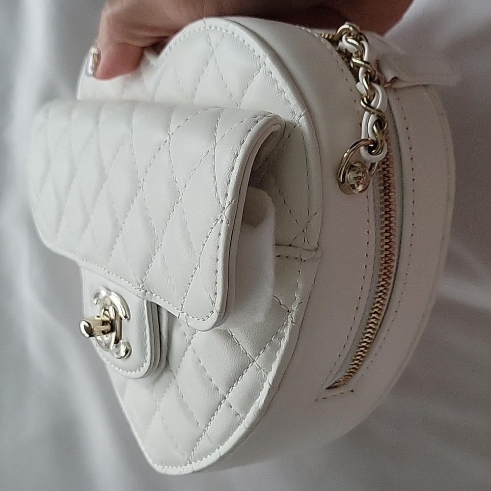 Chanel heart bag large size in white - Picture 15 of 16